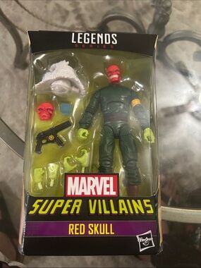 Hasbro Marvel Super Villains Red Skull Figure with Green Gloves